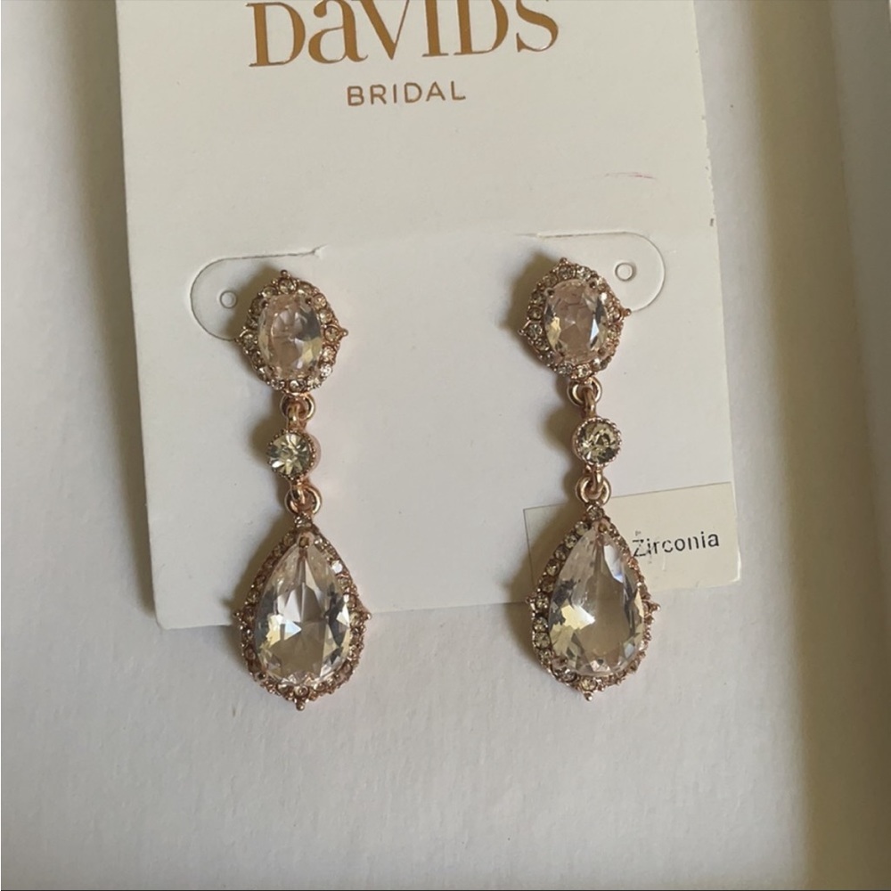 Dangling earrings great for a brides special day, or a special occasion. New